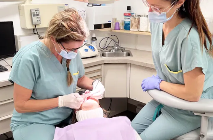 دولت کبک برخی مراقبت‌های دندانپزشکی مورد نیاز برای درمان یا جراحی را پوشش خواهد داد